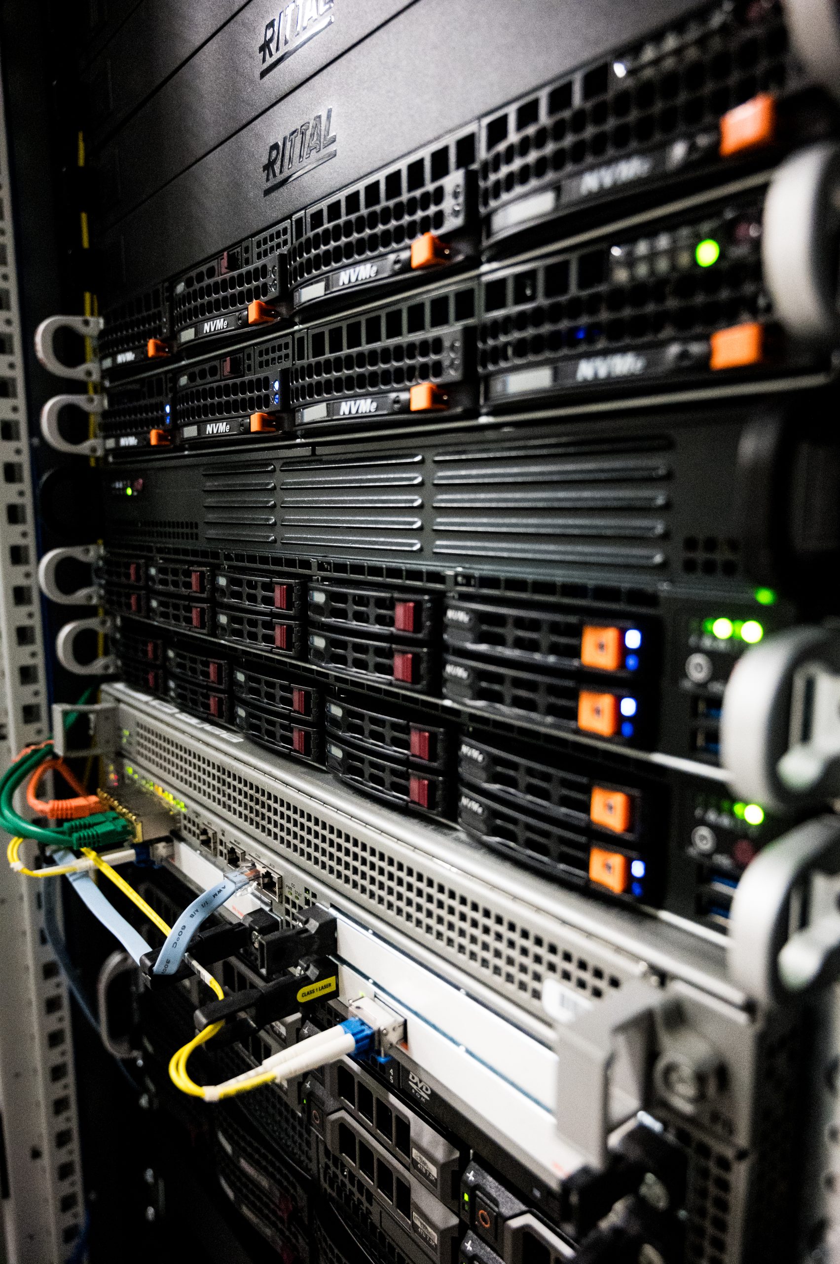 Servers in een rack in een Xenius-datacenter
