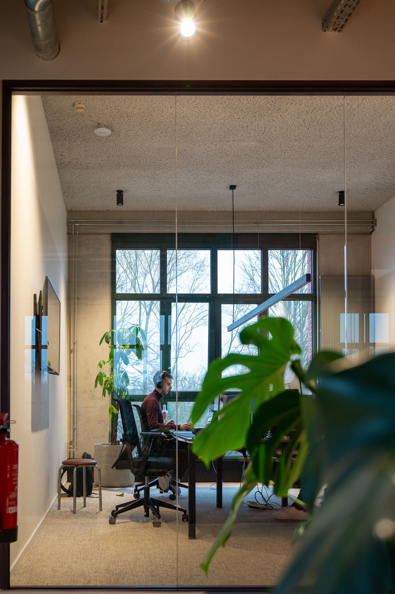 Een Xenius-collega aan het werk in het kantoor